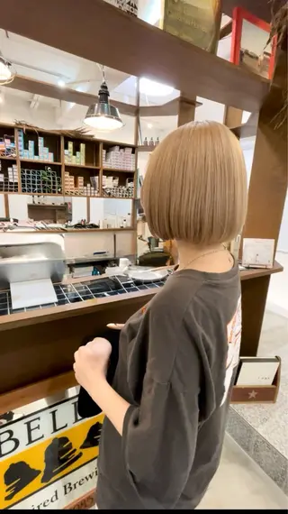 ショート カラー まろやかなベージュ 小池春樹のヘアスタイル