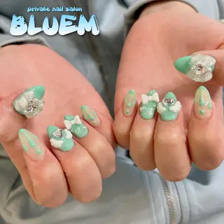 ネイル BLUEM なな🐶のネイルデザイン