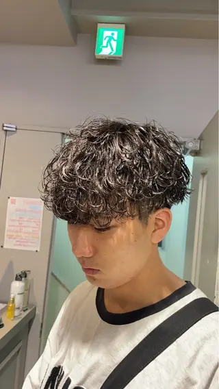 ミディアム パーマ ヘアアレンジ メンズ 艶カラー の達人のヘアスタイル