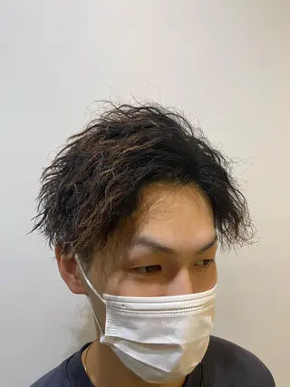 ショート パーマ メンズ 三ノ宮フェザーパーマ 蕃本 啓利のヘアスタイル