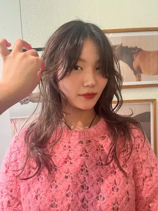 ミディアム カラー Haco＋所属・ウルフ/レイヤー Miinaのヘアスタイル