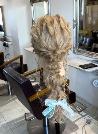 ロング Maho/海外 レイヤー/ハイトーンのヘアスタイル