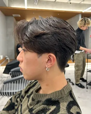 メンズ ニュアンスパーマ/ 毛流れ/ハイトーンのヘアスタイル