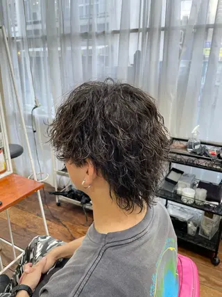 ミディアム パーマ メンズ 姫路アンメリーアン ダンのヘアスタイル