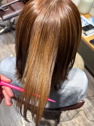 セミロング ふじたしの/湘南台 ハイライト/カラーのヘアスタイル