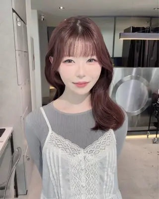 セミロング Qin原宿店所属・葵 韓国オタク美容師 レイヤーカットのヘアスタイル