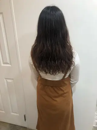 ロング パーマ MIOベージュカラー 柔らかいカラーのヘアスタイル