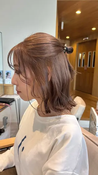 セミロング カラー 肌に馴染むハイトーン /ミルクティーカラーのヘアスタイル