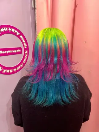 セミロング カラー 👽KINA👽 派手髪🦖💖✨のヘアスタイル