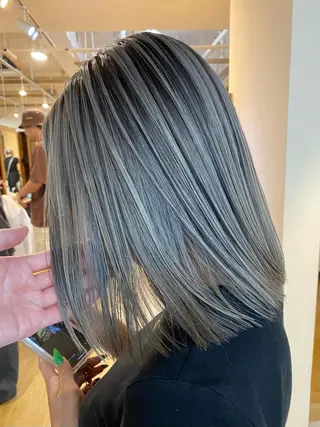 ミディアム 白髪ぼかし バレイヤージュ志鎌のヘアスタイル