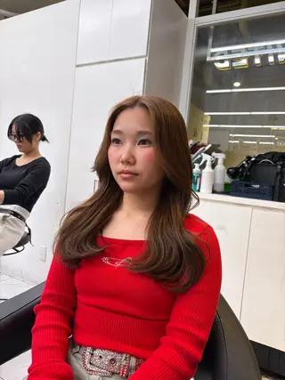 カラー ベージュ／ブラウン/ ナチュラルレイヤーのヘアスタイル