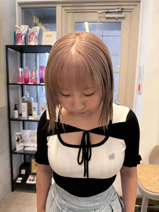 ショート カラー ミルクティー× グレージュMOMOのヘアスタイル