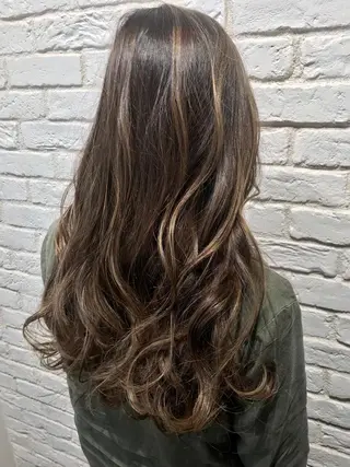 ロング カラー UMEDA FIGAROのヘアスタイル
