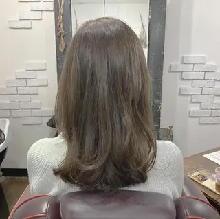 セミロング カラー 阿嘉 萌子のヘアスタイル