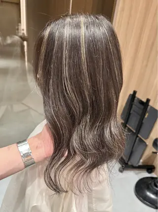 カラー 大人上品な ハイライト🪄イワヤのヘアスタイル