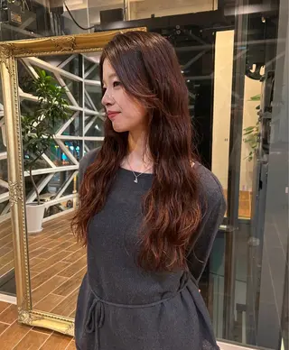 ロング パーマ 西 優衣奈のヘアスタイル