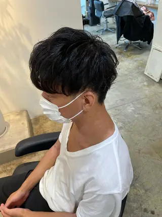 ショート パーマ メンズ MIOベージュカラー 柔らかいカラーのヘアスタイル