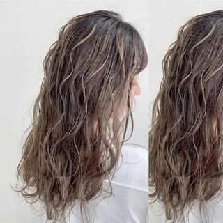 ミディアム カラー JuNブリーチに 縮毛矯正するプロのヘアスタイル