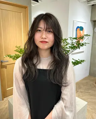 セミロング こだわりのレイヤー /透明感カラーのヘアスタイル