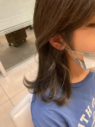 ミディアム カラー 岸田 莉奈のヘアスタイル