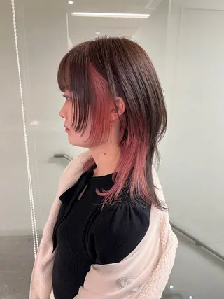 セミロング カラー TOMOYAレイヤー ブリーチ縮毛矯正のヘアスタイル