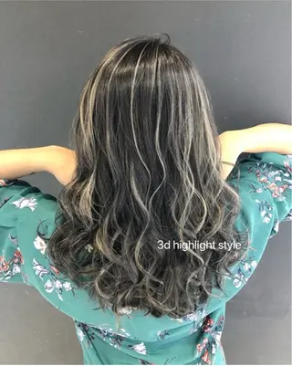 ロング カラー ももか bAteAuのヘアスタイル