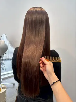 ロング 響　インナーカラー イヤリングカラーのヘアスタイル