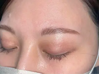 アイブロウ i.+OMOTESANDO所属・mei / 艶カラー ミディアム レイヤーのヘアスタイル