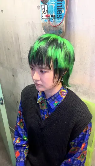 ミディアム カラー ウルフカットデザイン カラー特化アールイーのヘアスタイル