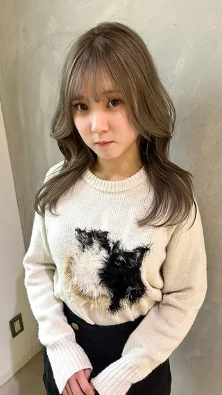 ロング Ann/ベージュ /ミルクティーのヘアスタイル