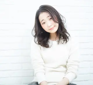 セミロング THE DAY所属・AKI HASHIMOTOのヘアスタイル