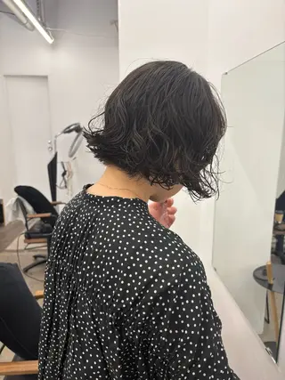 ショート パーマ パーマ、ボブ、透明感 カラー、小須田ゆあのヘアスタイル