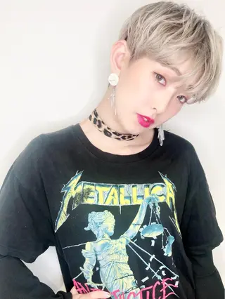 ショート カラー ウルフカット／吉村 桃子のヘアスタイル