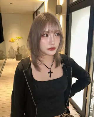 ミディアム エミリ / オリーブカラーのヘアスタイル