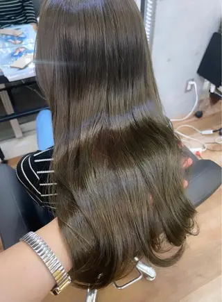 セミロング カラー レイヤーカット、 大人可愛い　中村美羅のヘアスタイル