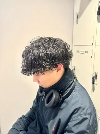 ミディアム パーマ ヘアアレンジ メンズ 顔まわりカット の達人のヘアスタイル