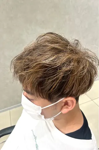 カラー メンズ 巖本 真希のヘアスタイル