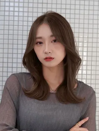 ミディアム カラー Aura所属・丸山 心 / 艶カラーのヘアスタイル