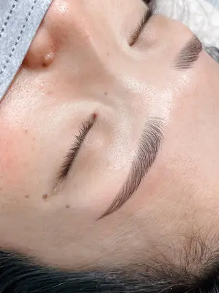 アイブロウ eyeHbe YURIのヘアスタイル