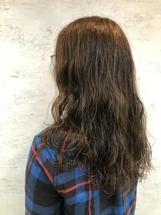 ロング パーマ 女性に人気♪ はやしほのかのヘアスタイル