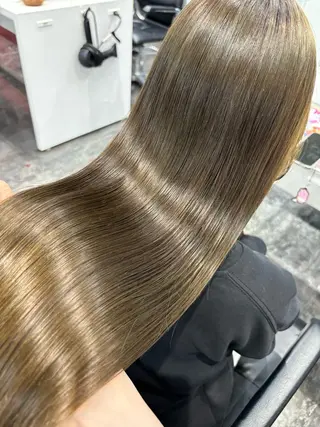 ロング カラー LOMARLIE JURIAのヘアスタイル