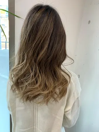 ロング カラー パーマ ヘアアレンジ 白髪ぼかしハイライト 柳川拓哉のヘアスタイル