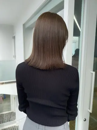 カラー maina/透明感 ベージュ/ブラウンのヘアスタイル