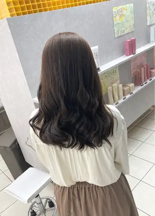 セミロング カラー 暗髪つや髪💫 岡本彩花のヘアスタイル