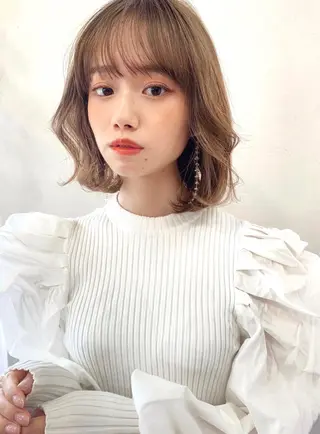 ショート レイヤーカット、 大人可愛い　中村美羅のヘアスタイル