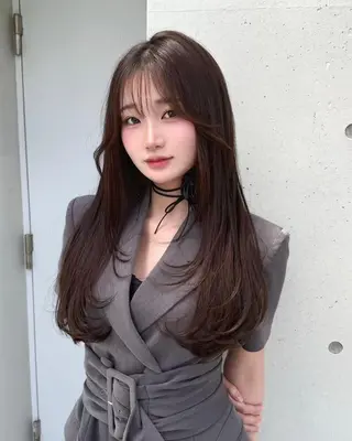 カラー 韓国🇰🇷トレンド レイヤーカット🩶のヘアスタイル