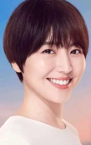 ショート 曲がる縮毛矯正 センターパートのヘアスタイル