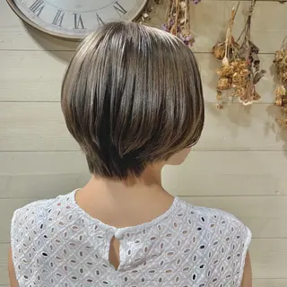 ショート カラー クワハラ イオリのヘアスタイル
