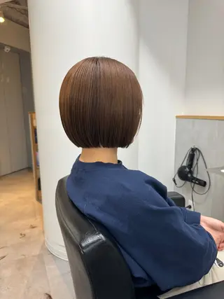 ショート laff 新宿所属・切りっぱなしボブ レイヤー/縮毛矯正のヘアスタイル