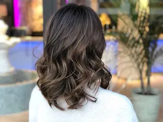 ミディアム カラー haretoki 髪質改善サロンのヘアスタイル